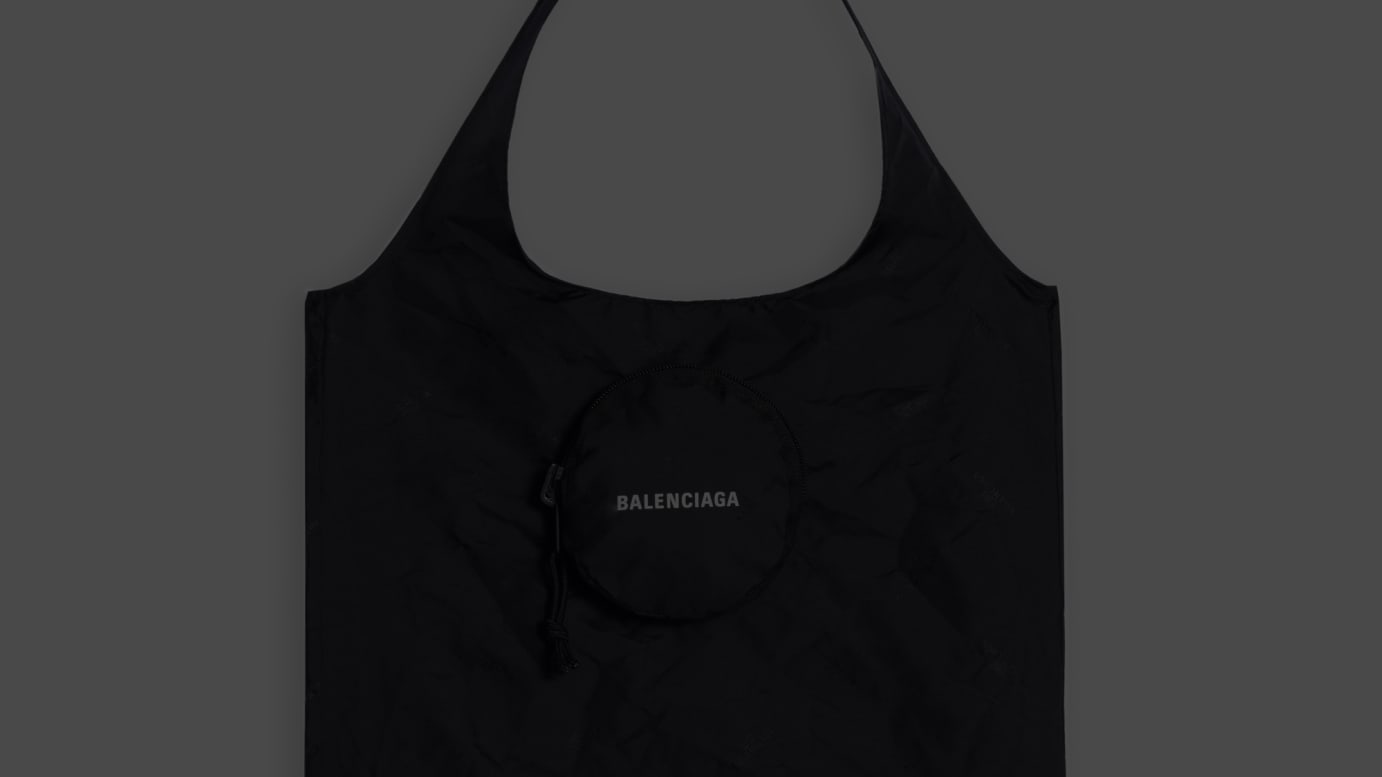 バレンシアガ」がロゴ入りショッピングバッグ発売、丸いポーチに収納可能