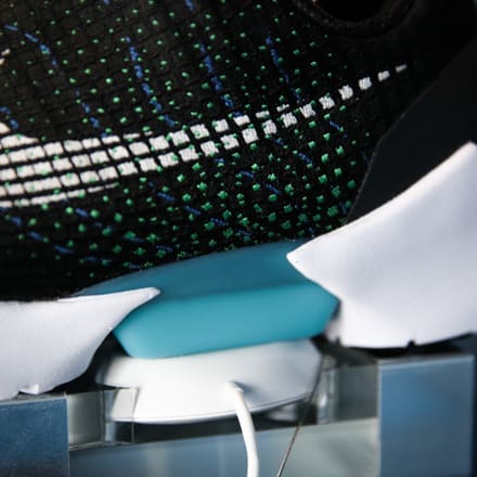 未来の靴が現実に」ナイキの自動靴ひも調整機能付きスニーカー、実力は？
