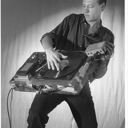 フォノギターを弾くクリスチャン・マークレー  1983年　 Image by Photo：Steve Gross © Christian Marclay. Courtesy Paula Cooper Gallery, New York.
