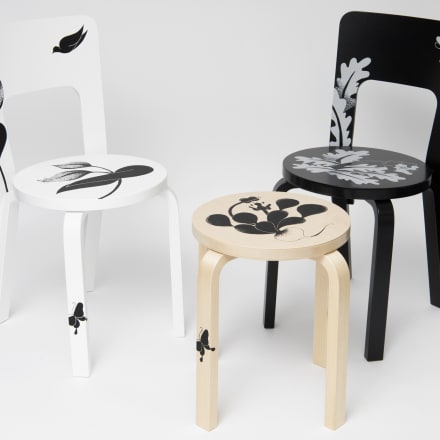 販売される椅子 Image by COMME des GARÇONS