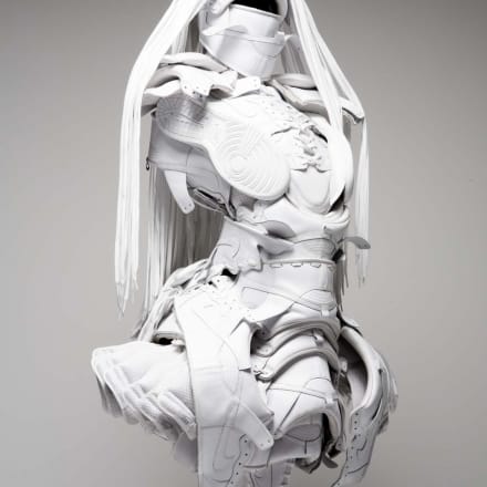 Mita Shinichi 連続の断片 (スニーカーのパーツにて製作した甲冑シリーズ) 2008年 金沢21世紀美術館