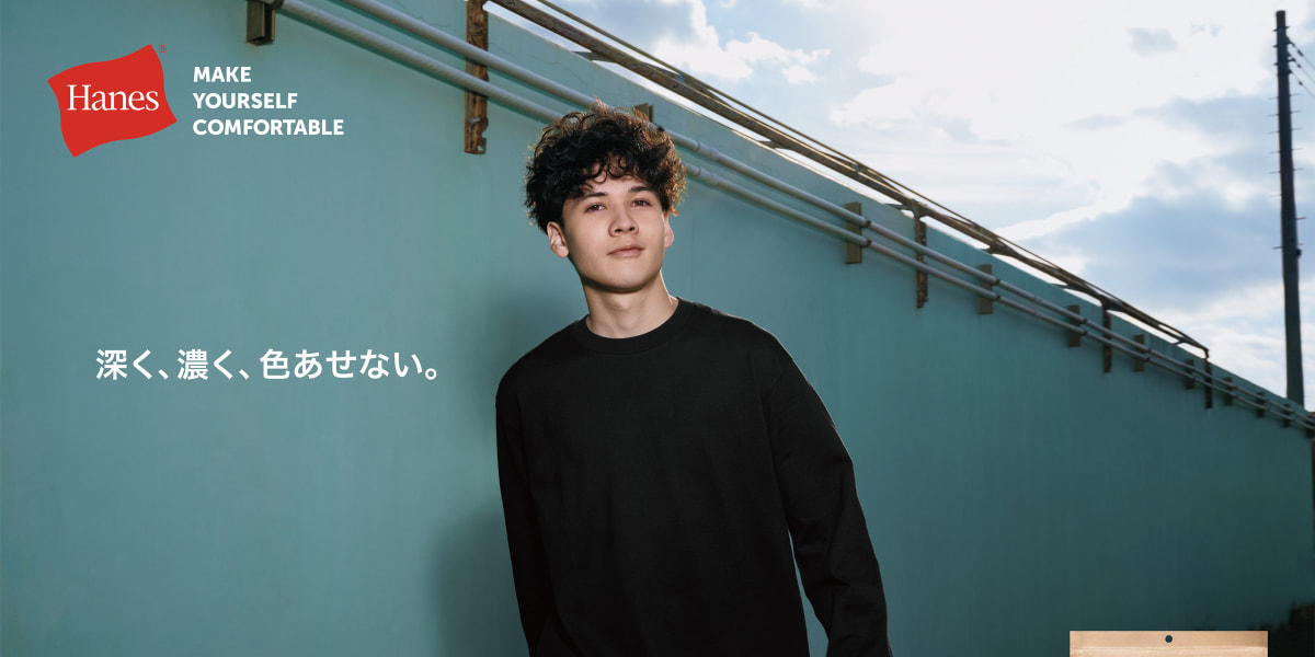 黒いTシャツを着た人物