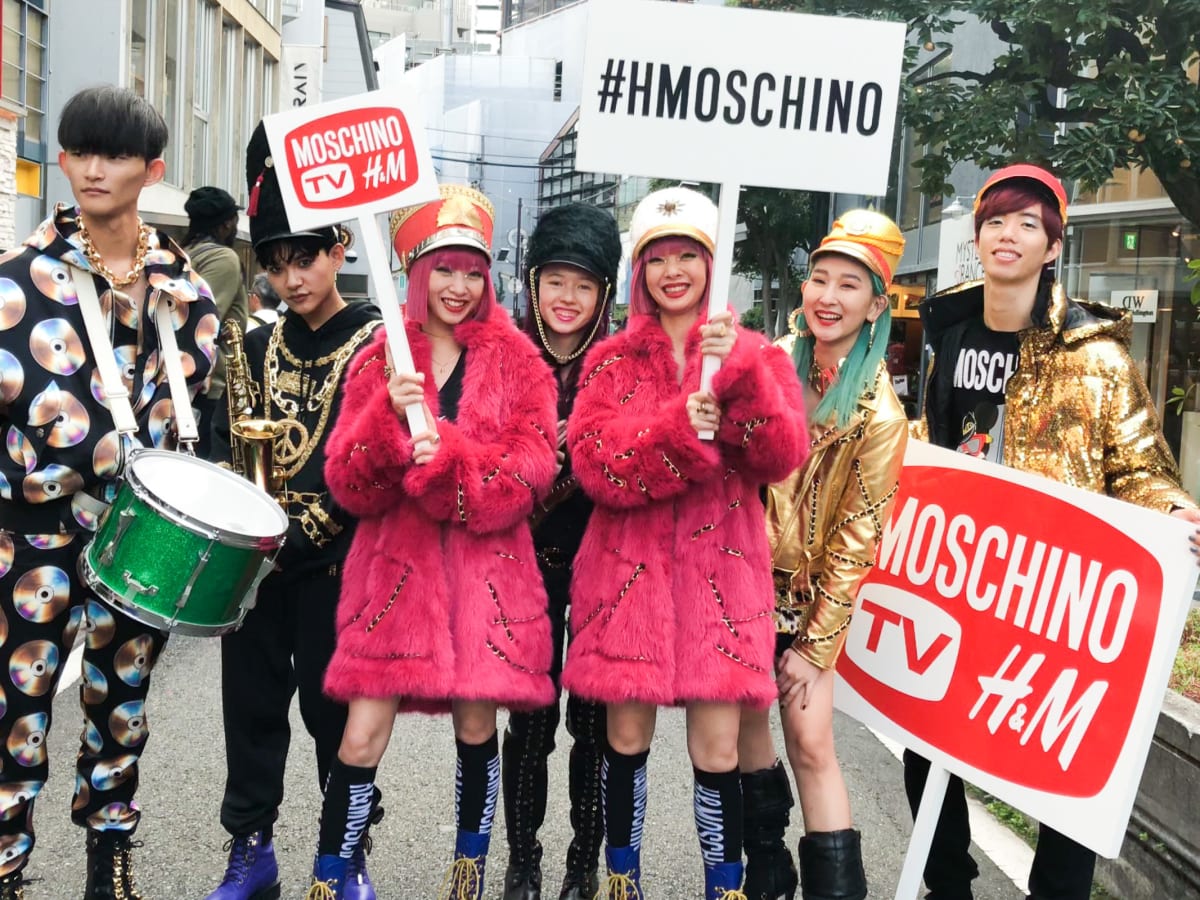 MOSCHINO [tv] H&M」コラボ着用したAMIAYAらが都内でゲリラパレードを敢行