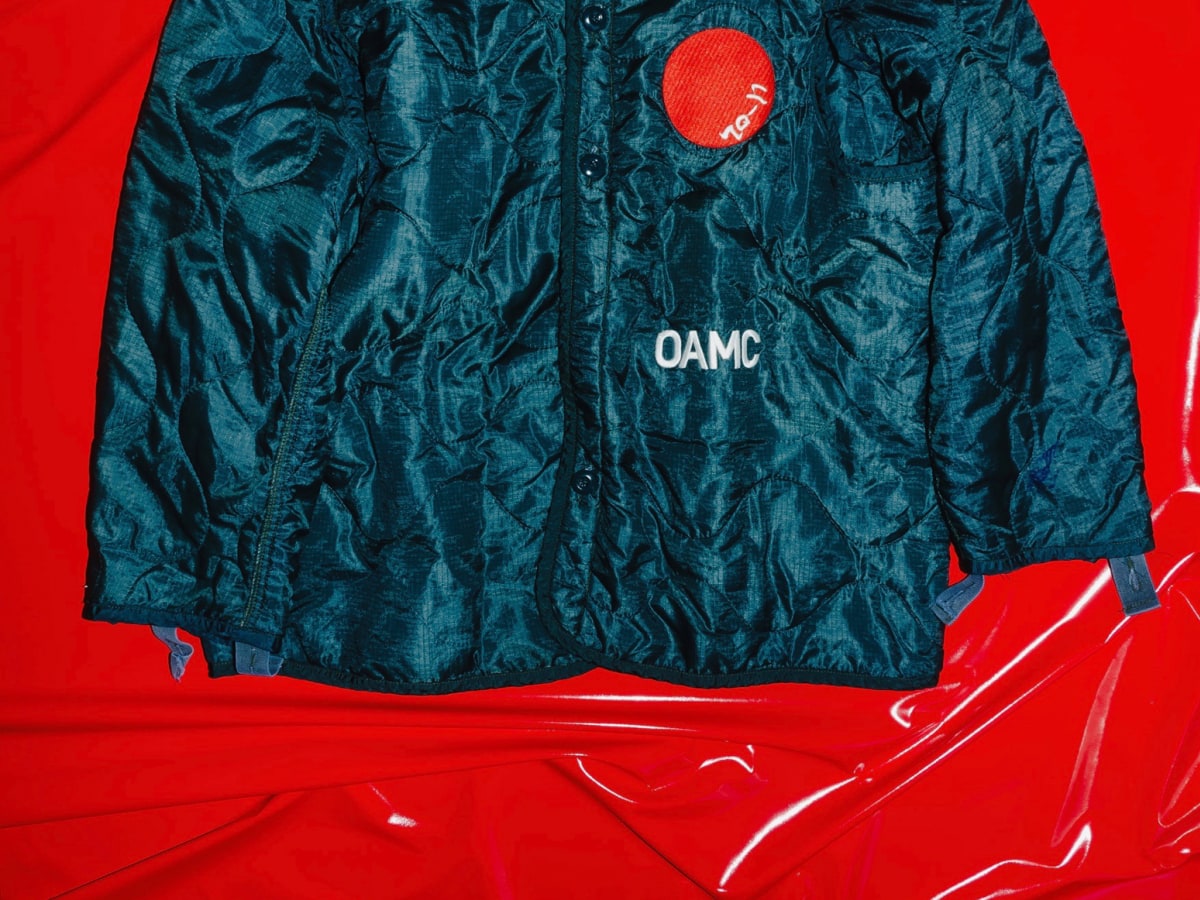 OAMCが真っ赤なドット刺繍のライナー発売、背面に 