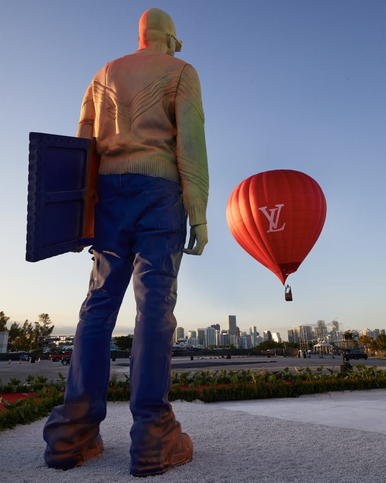 ショー会場に出現したヴァージル・アブローの像と気球