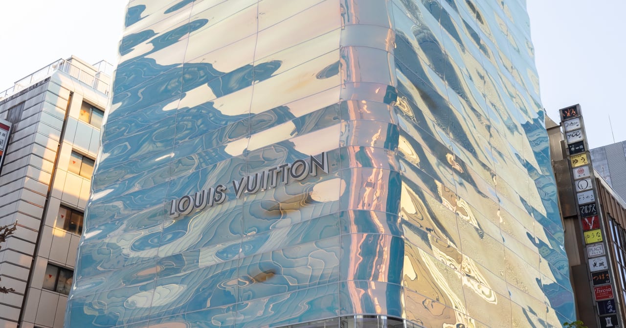 波打つガラスの外壁が輝く「ルイ・ヴィトン 銀座並木通り店」　店内公開