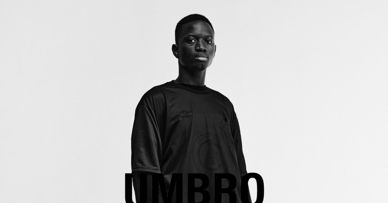 オールモストブラック×アンブロ、フットボールウェアから着想を得たTシャツとショーツを発売