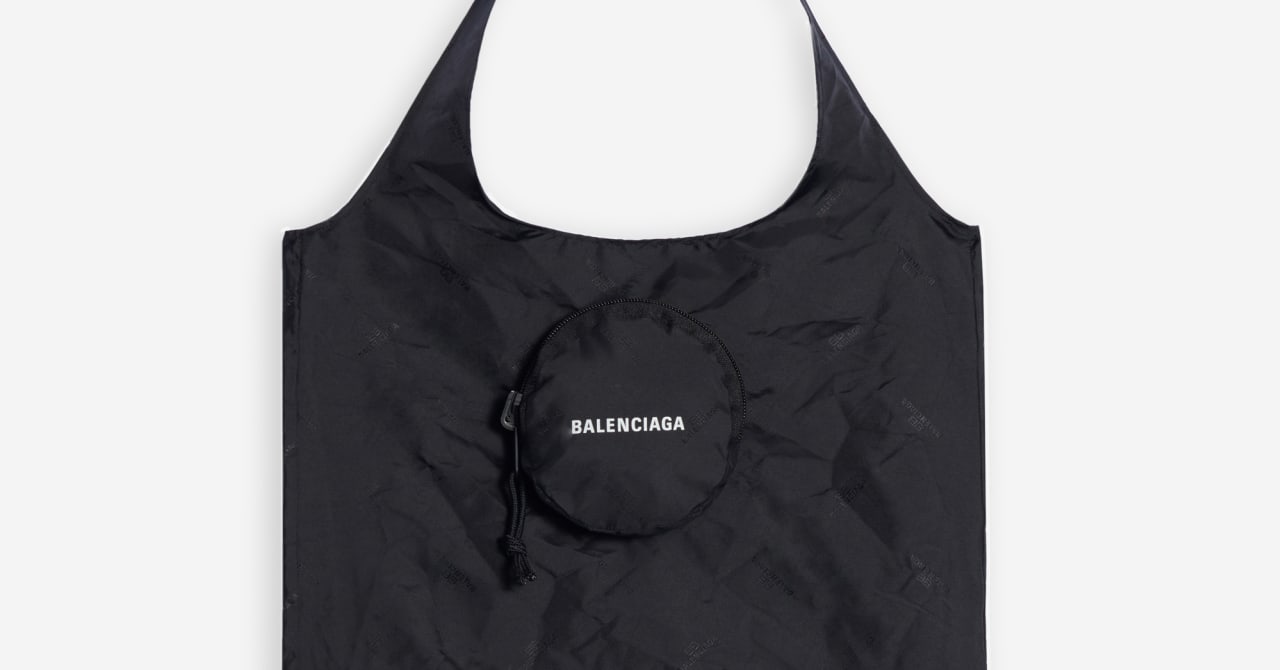 「バレンシアガ」がロゴ入りショッピングバッグ発売、丸いポーチに収納可能