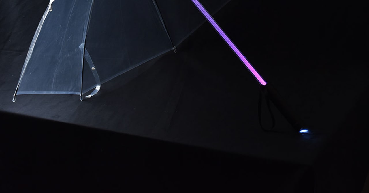 ライトセーバーのようなビニール傘が登場、暗闇で7色に発光