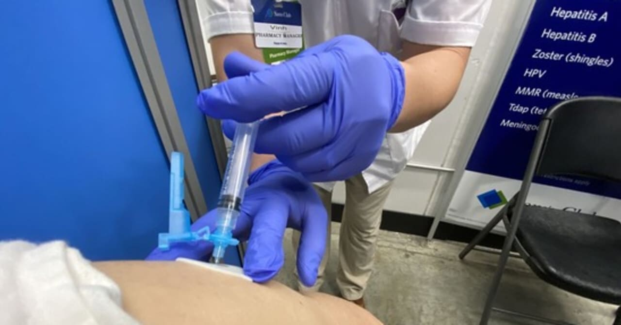 スーパーで新型コロナのワクチン接種、米国の取り組みをレポート