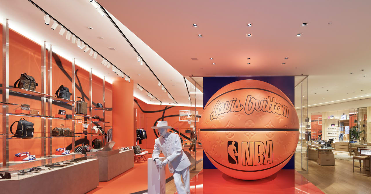 ルイ・ヴィトン 渋谷メンズ店に特大バスケットボールが登場、NBAコラボ第2弾発売を記念