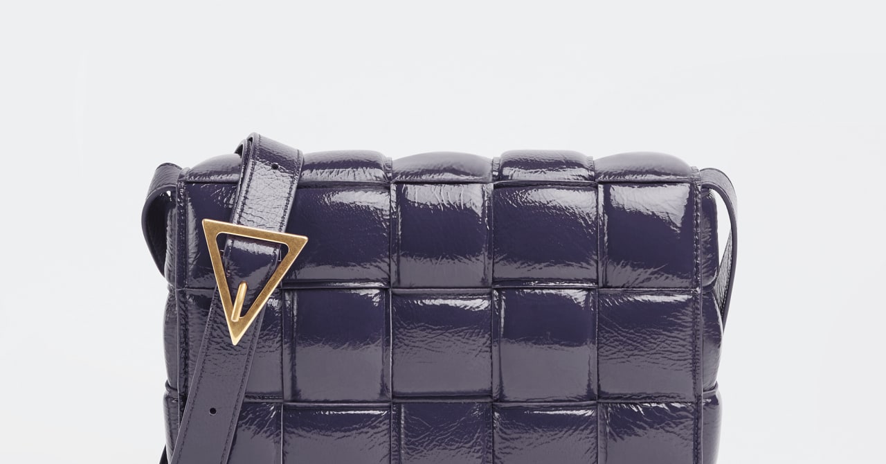 ボッテガ・ヴェネタのバッグ「パデッド カセット」に新色登場、鮮やかなグリーンなどを追加