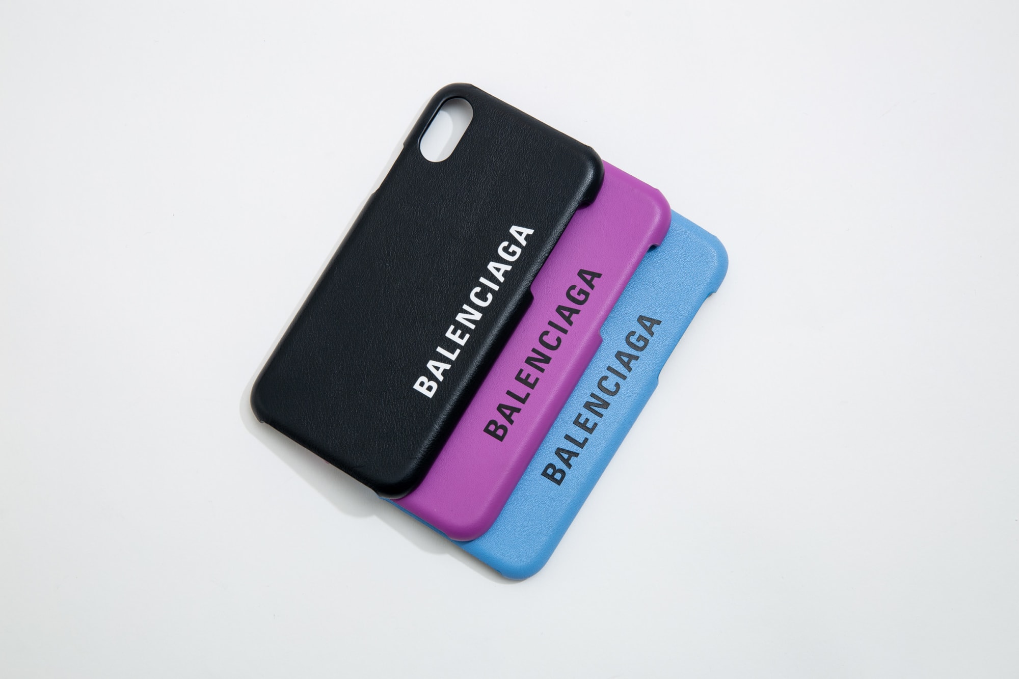 バレンシアガ」からiPhoneケースが初登場、ブランドロゴをデザイン