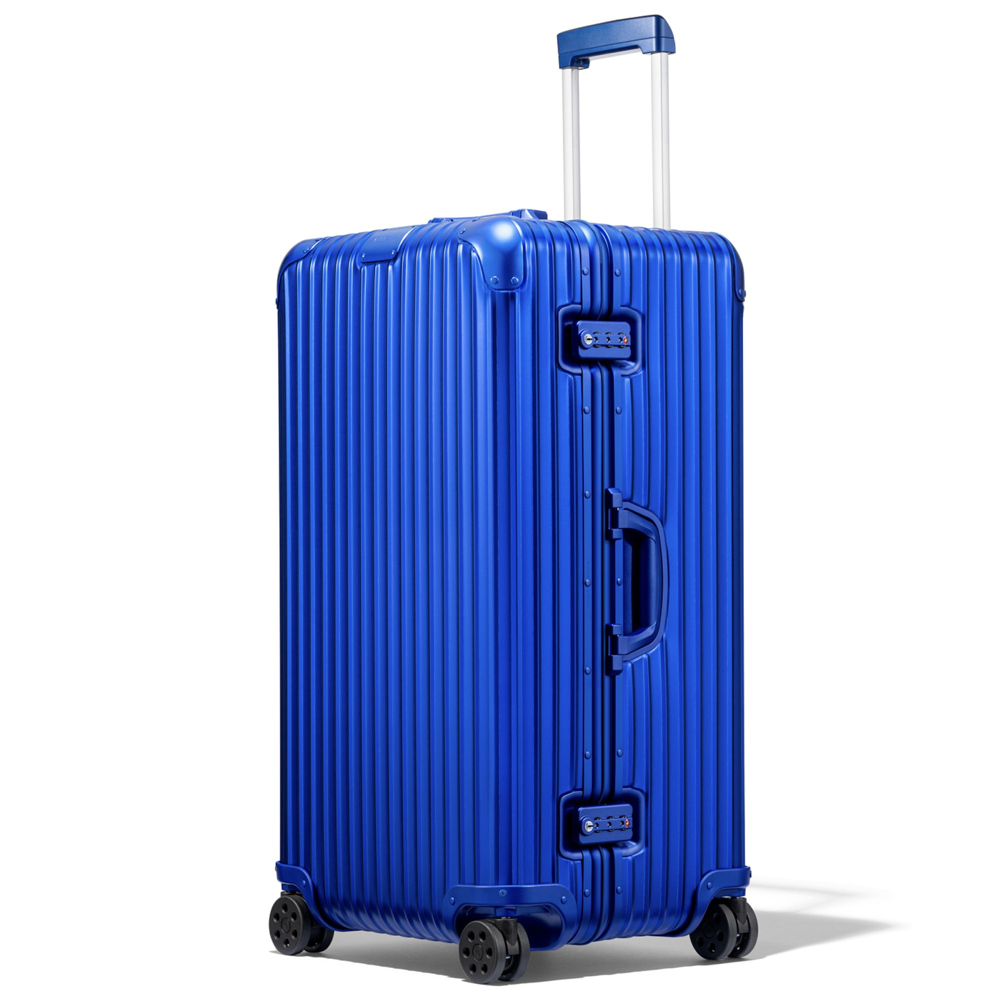 「リモワ」のアルミニウム合金製スーツケースに地中海やトキに 