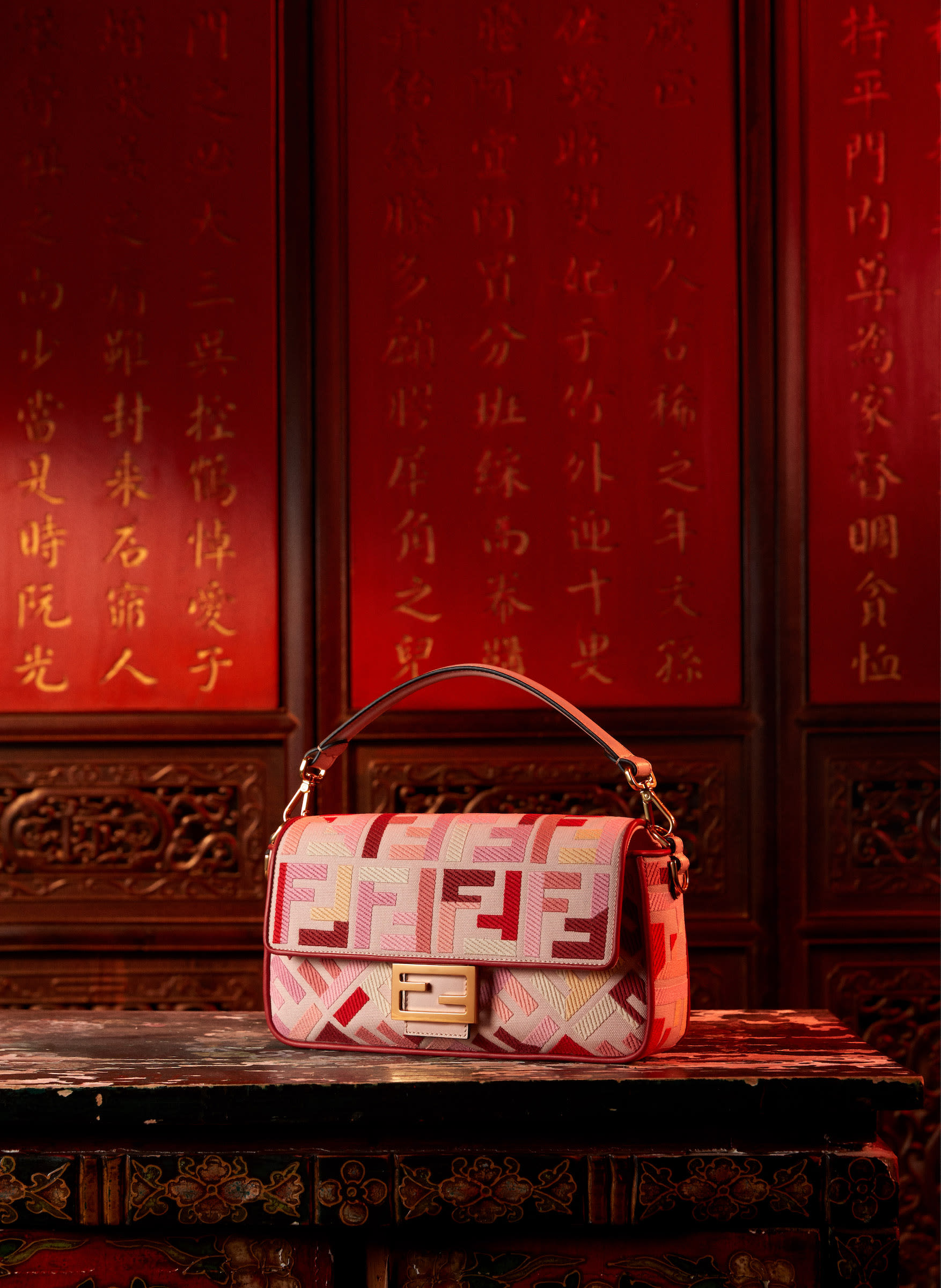 フェンディ」中国の旧正月を祝うカプセルコレクション発売、幸運を象徴 