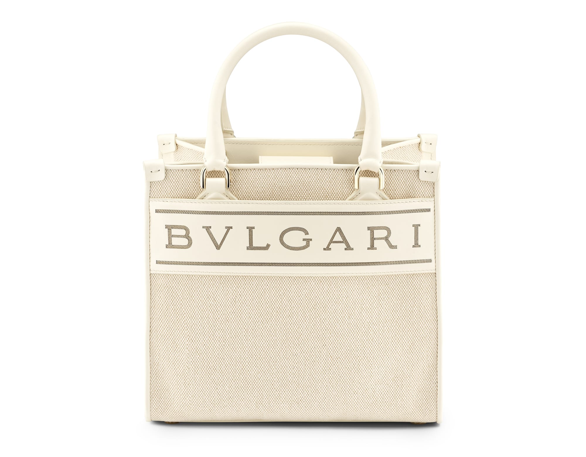 ブルガリが新作「ブルガリ ロゴ」バッグ発売、職人がロゴをチェーンで装飾