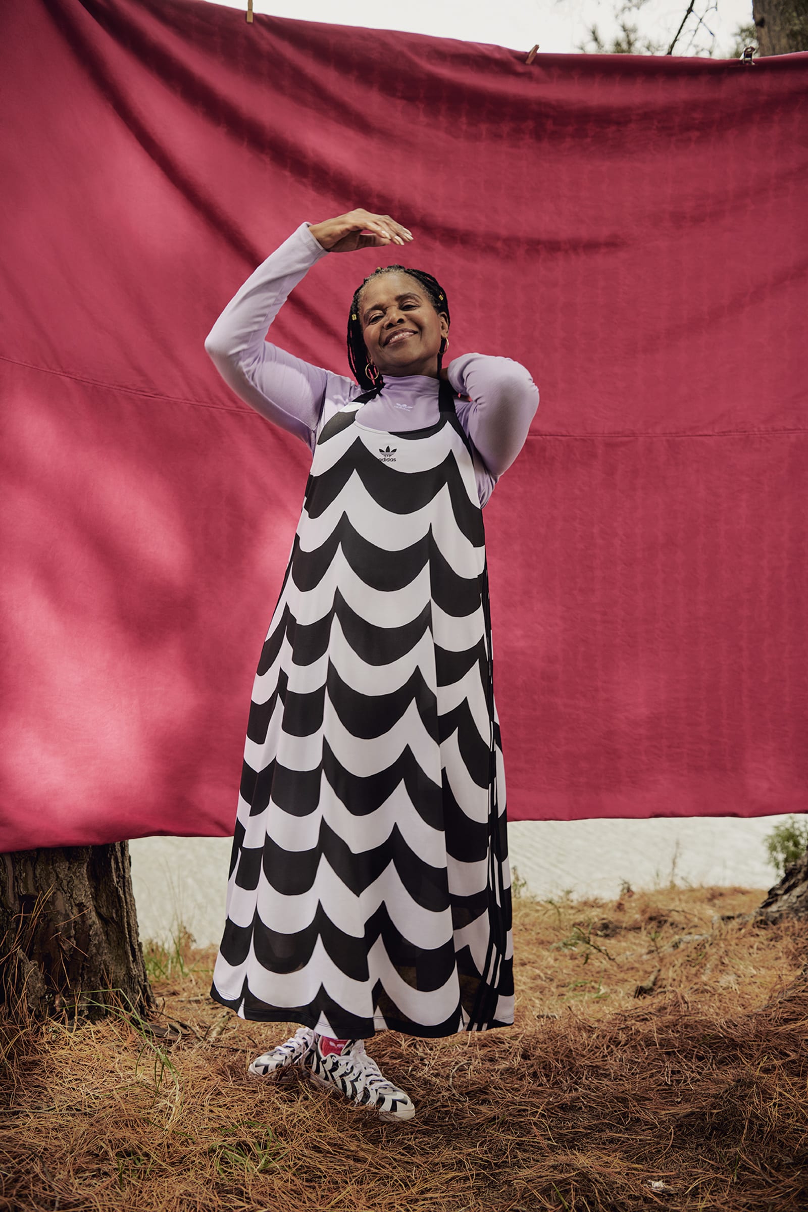 アディダスがマリメッコとコラボ、名作「Laine」デザインのドレス発売