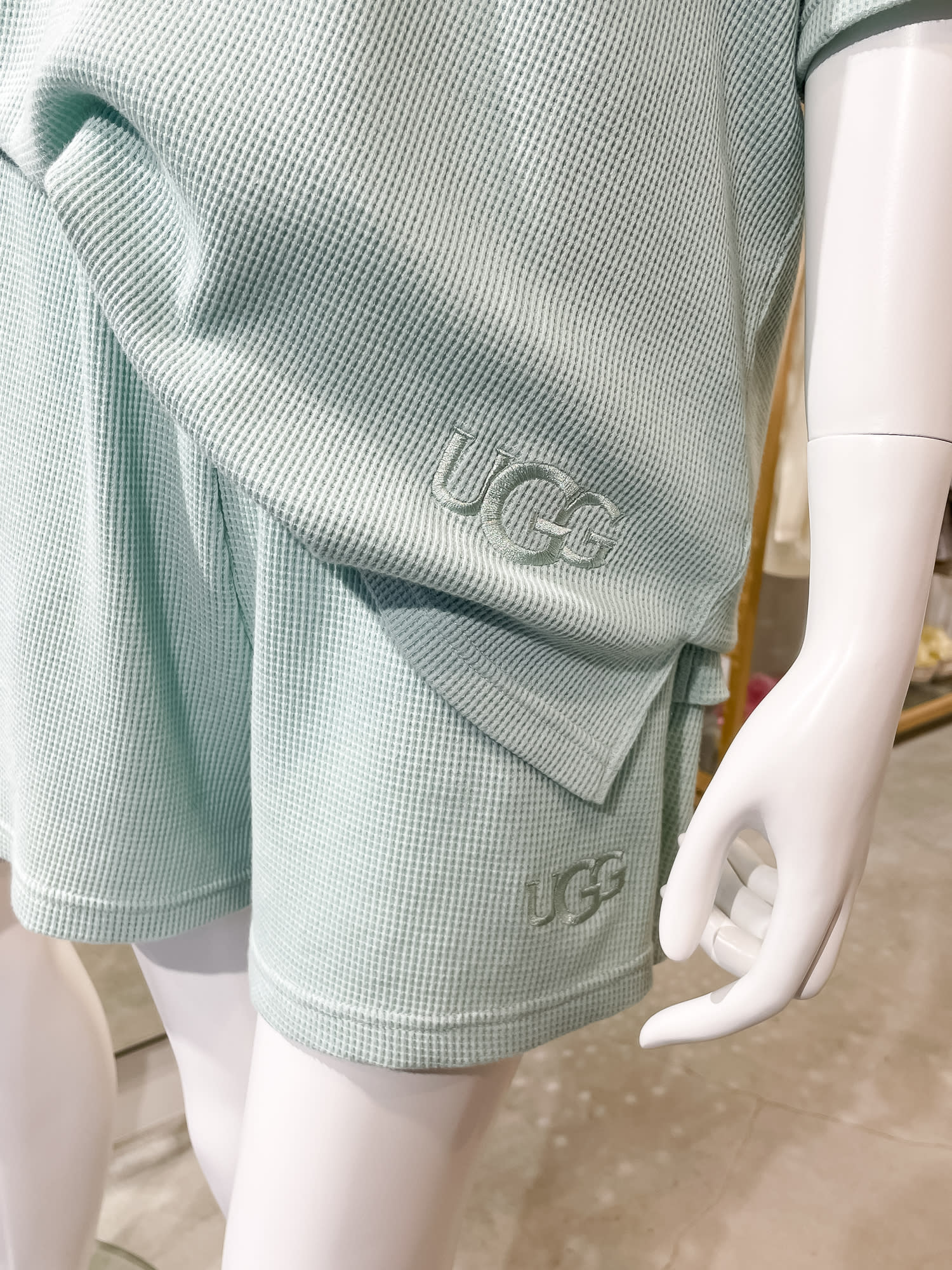 UGGが初のルームウェア発売、アイコンシューズのシープスキンから着想 