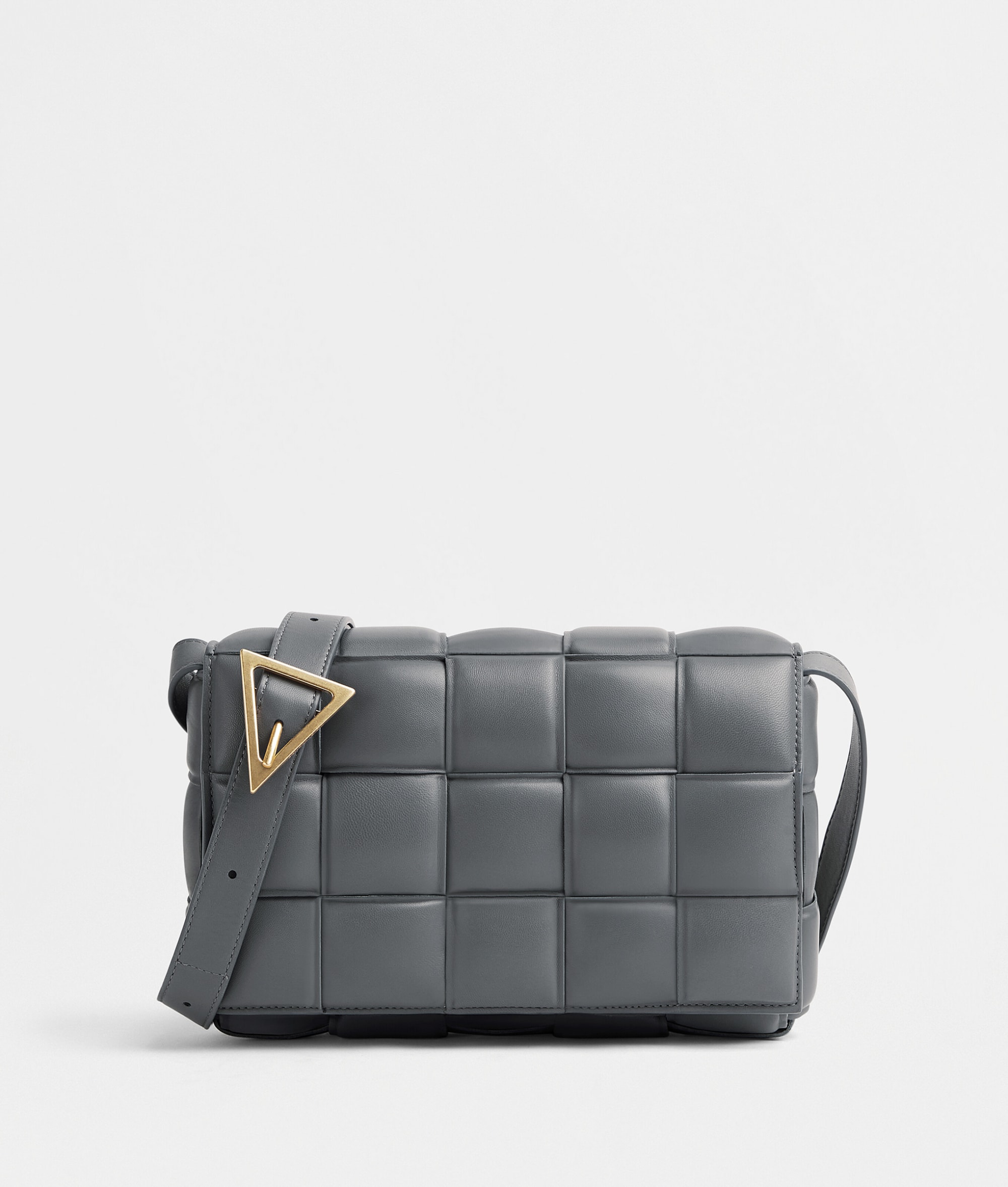 ボッテガ・ヴェネタのバッグ「パデッド カセット」に新色登場、鮮やか 