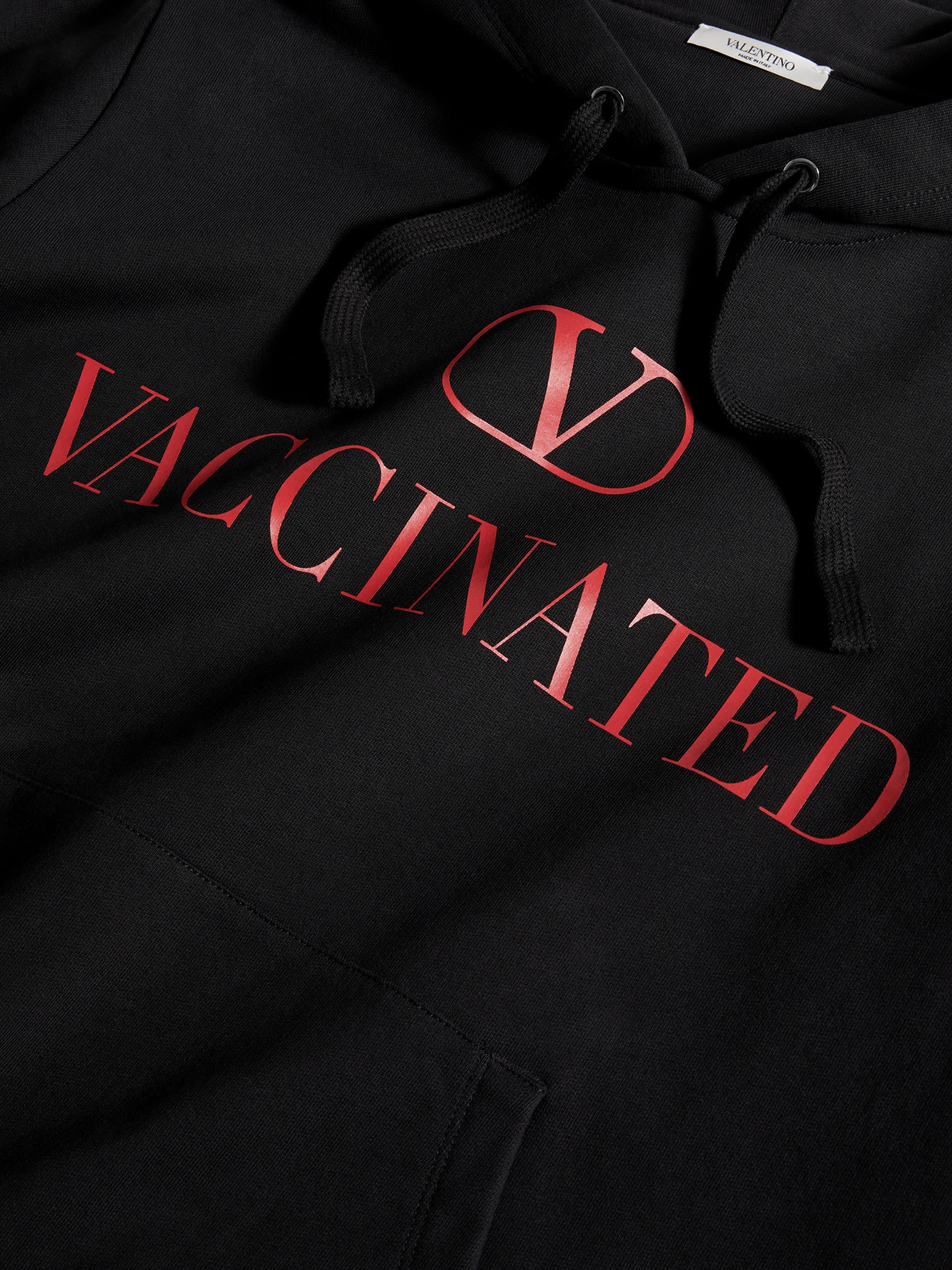 ヴァレンティノから「ワクチン接種済み」フーディーが登場、ワクチン 