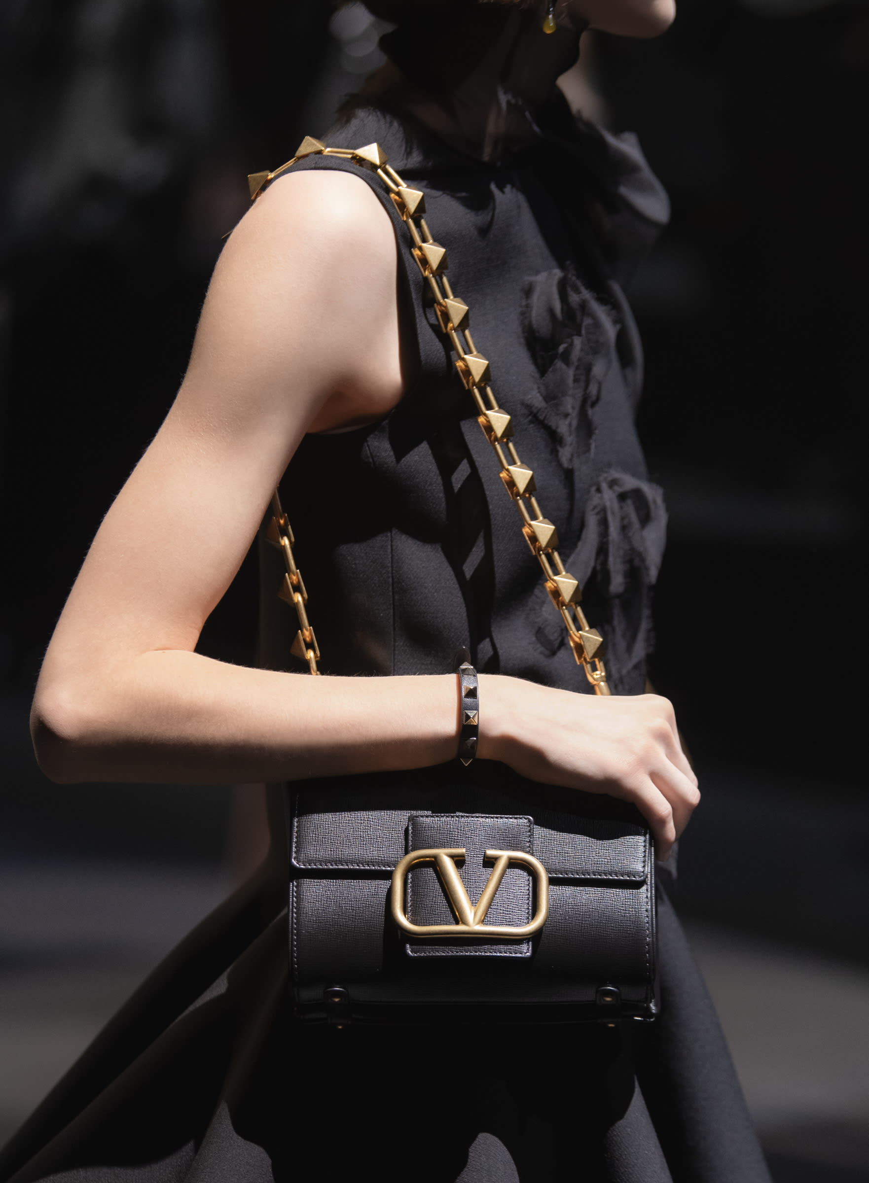 ヴァレンティノ、ブランドを象徴するVロゴをあしらった新作バッグ 
