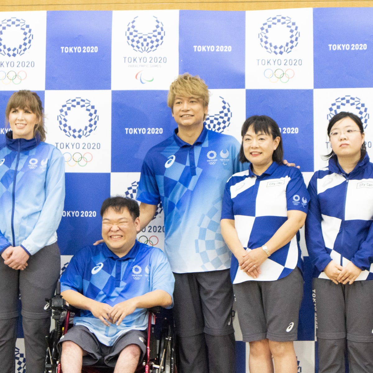 東京五輪スタッフとボランティアのユニフォーム公開、アシックスが 
