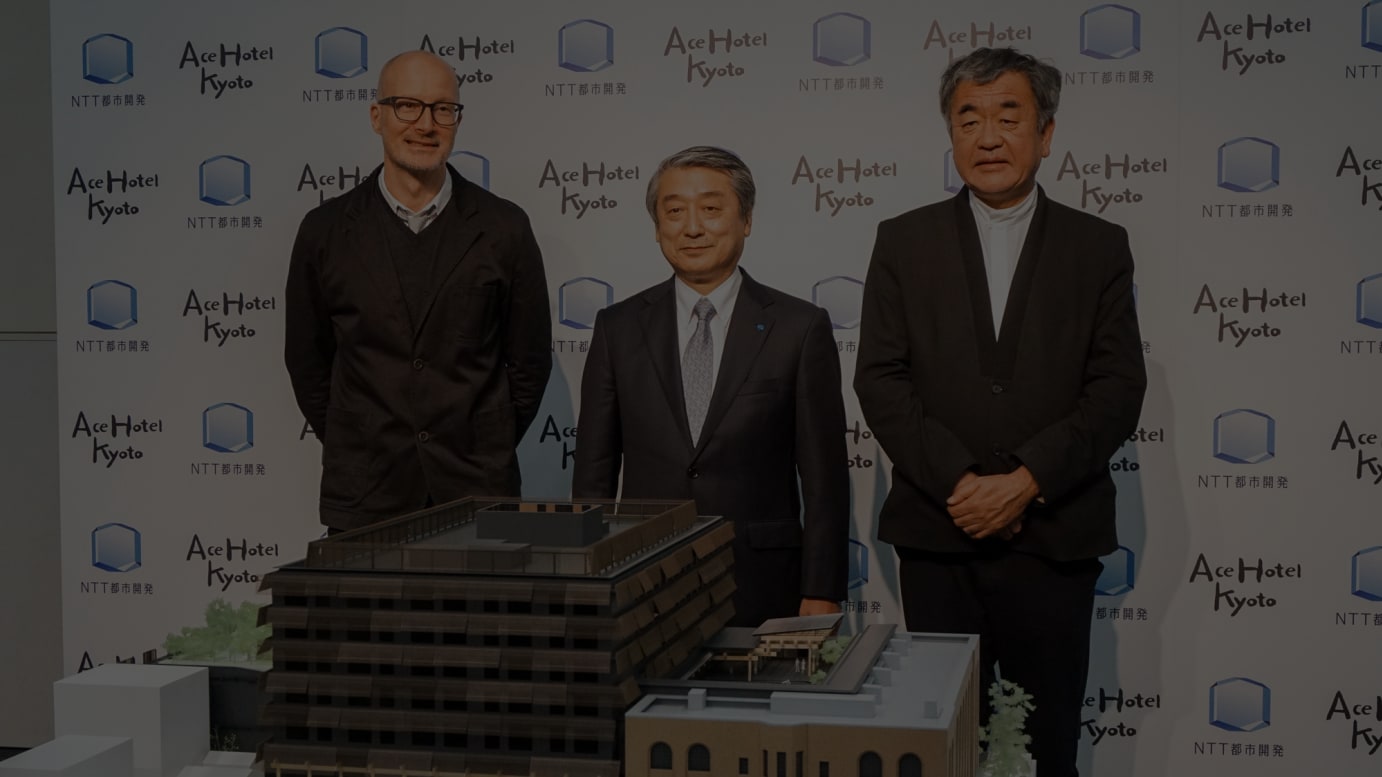 （左から）エースホテル ブラッド・ウィルソン社長、NTT都市開発の中川裕社長、隈研吾