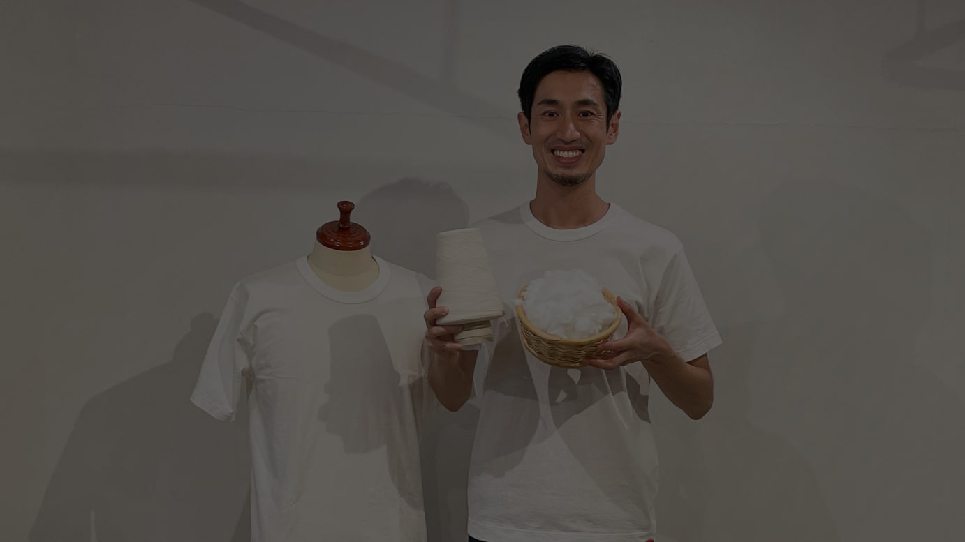 サステナブル・ラインのTシャツを着て発表会に臨んだライフスタイルアクセントの山田敏夫CEO