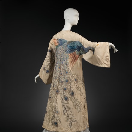 Coat, Iida & Co./Takashimaya (Japanese, founded 1831). ca. 1900. Silk. The Metropolitan Museum of Art, Gift of Joseph L. Brotherton, 1985 (1985.362.2). Image © The Metropolitan Museum of Art, photo by Paul Lachenauer