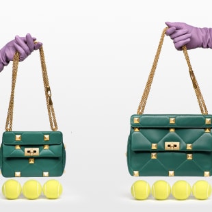ヴァレンティノがオンライン限定で販売する新作バッグ「スモール ローマン スタッズ」」