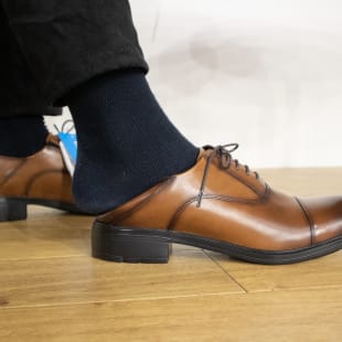 オアシスライフスタイルグループが発売した「カカトが踏める革靴」