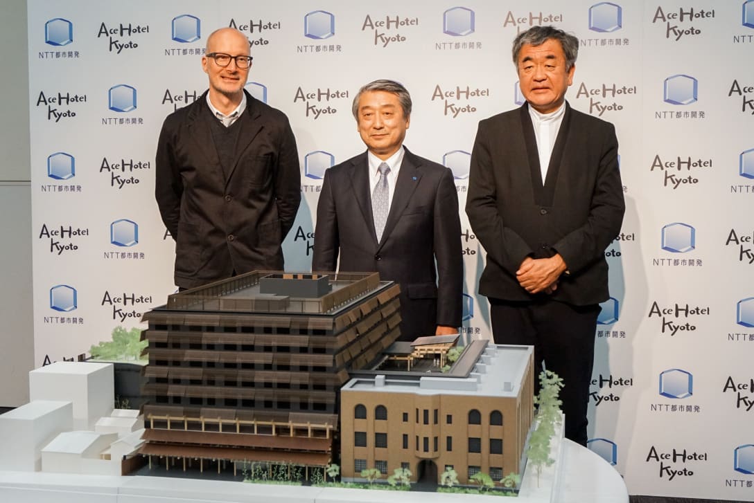 (左から)エースホテル ブラッド・ウィルソン社長、NTT都市開発の中川裕社長、隈研吾 Image by FASHIONSNAP