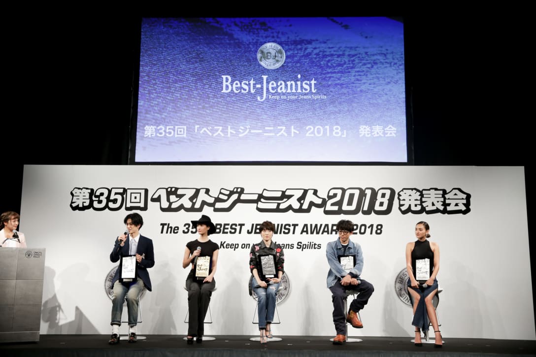 トークショーの様子(左から、中島裕翔、菜々緒、荻野目洋子、高橋一生、長谷川潤) Image by FASHIONSNAP