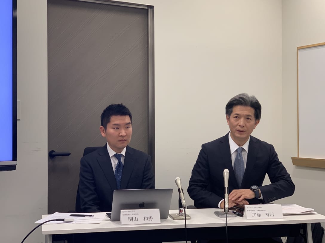 (左から)スパイバー取締役兼代表執行役の関山和秀氏、クールジャパン機構 専務取締役COO兼CIOの加藤有治氏 Image by FASHIONSNAP