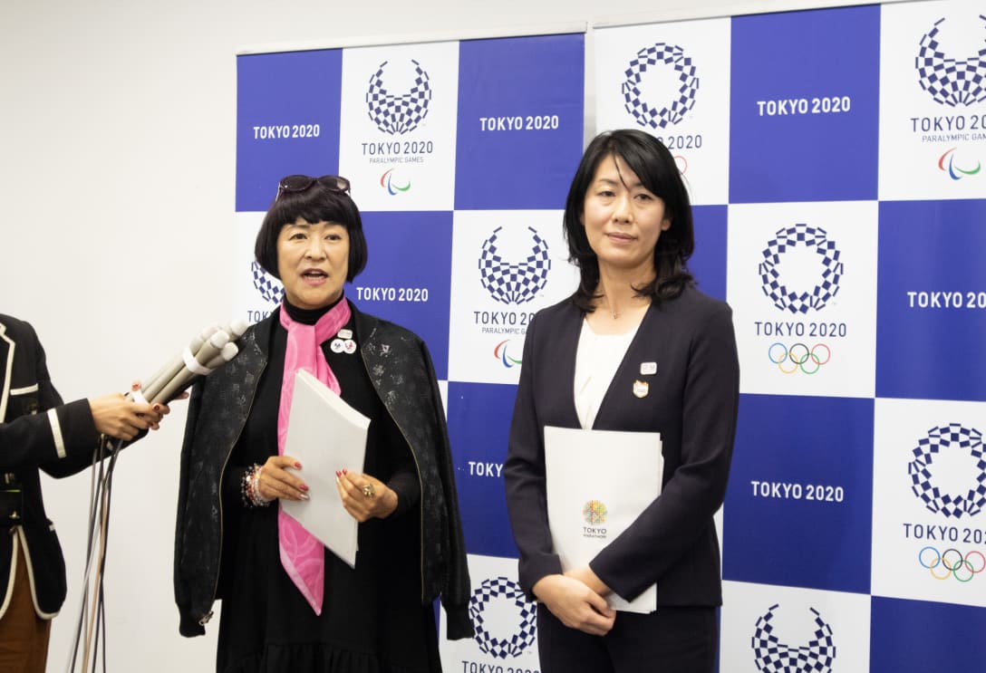 (左から)ファッションジャーナリスト 生駒芳子、東京マラソン財団ボランティアセンター長 山本悦子 Image by FASHIONSNAP