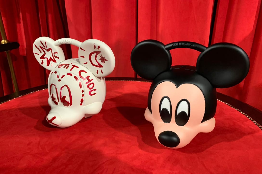 ミッキーマウス トップハンドルバッグ(左からホワイト、ブラック) Image by ©Disney