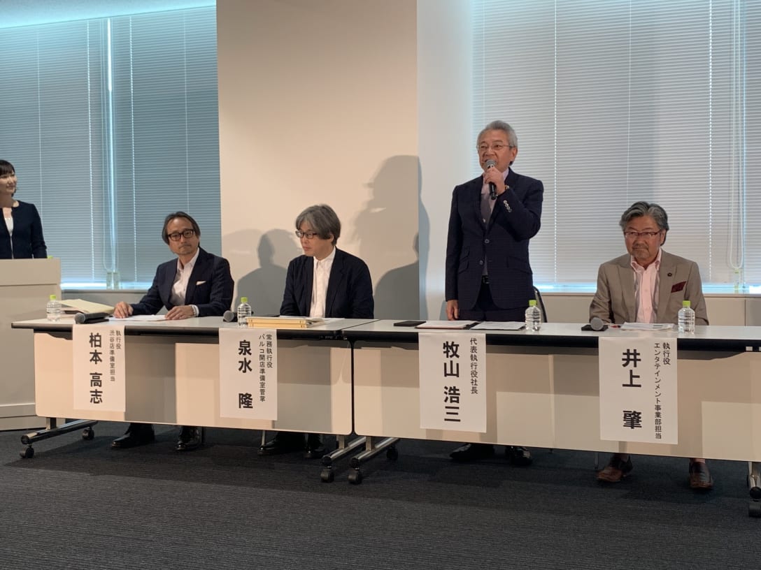 記者会見の様子 Image by FASHIONSNAP