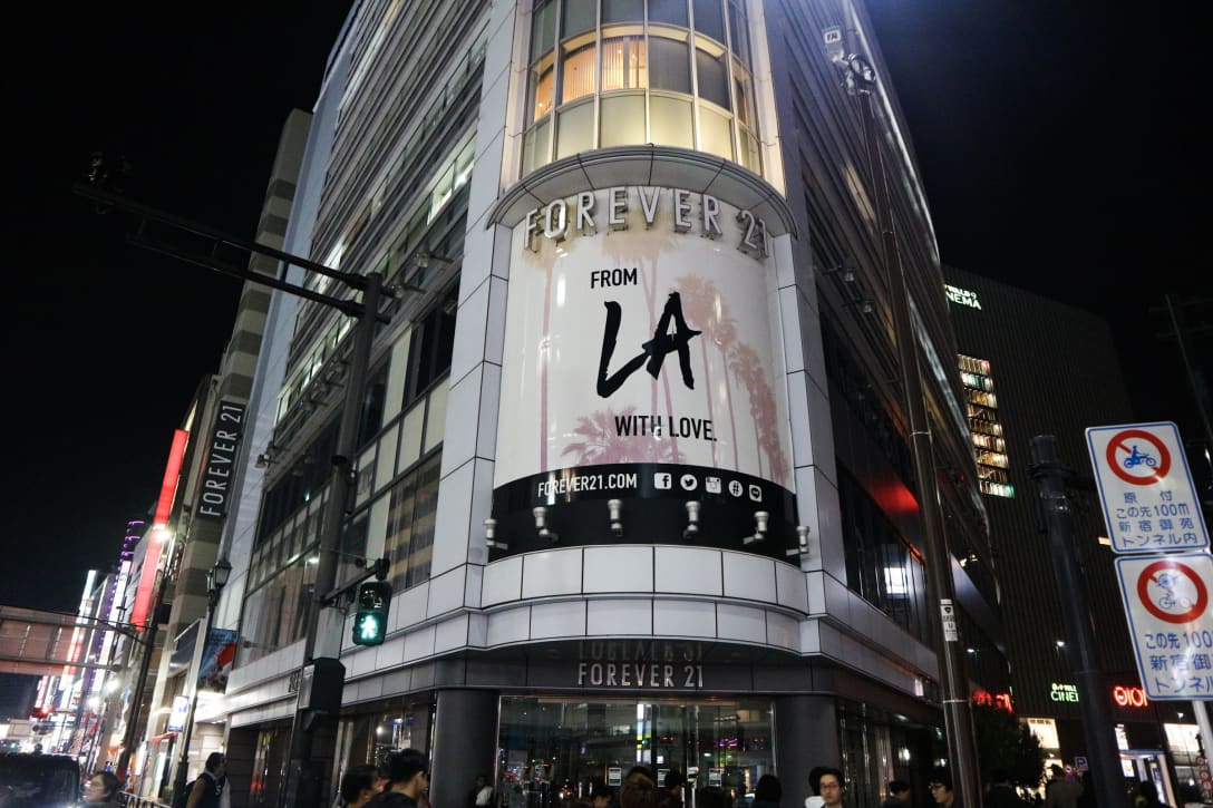 「フォーエバー 21」新宿店 外観 Image by FASHIONSNAP