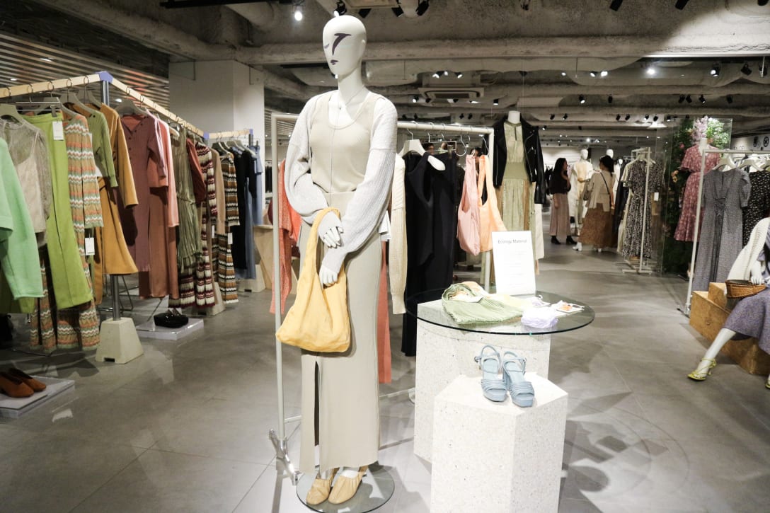 リサイクル素材を使ったアイテム Image by FASHIONSNAP