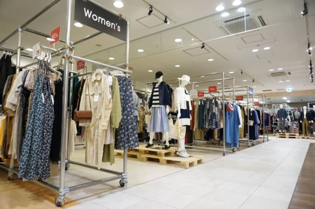 浅草に開いた新店舗。30~40代の働く女性を主対象とし、トレンドを意識した品揃えにしている