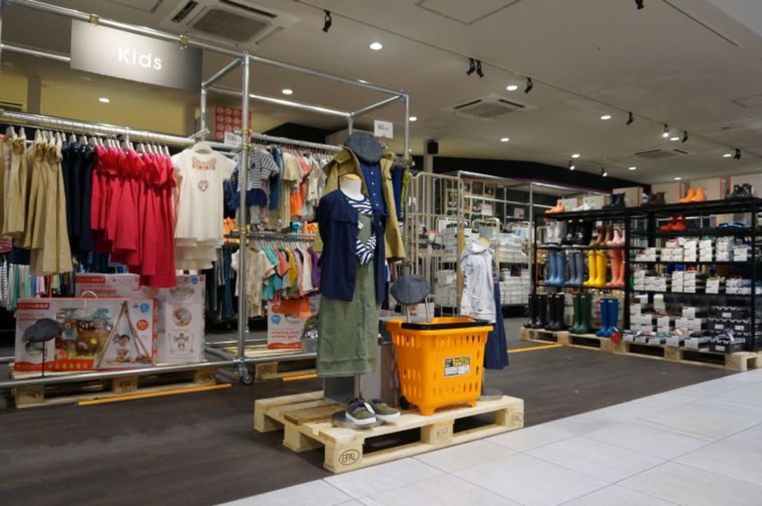 1号店で子供服や靴が人気なのを踏まえ、浅草店でも充実した売り場を作った