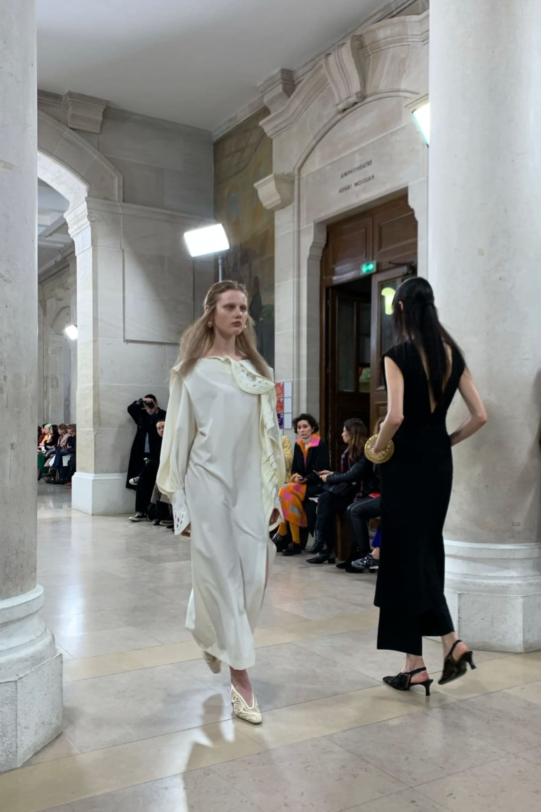 「マメ クロゴウチ」が今年2月にパリで開催した2020年秋冬コレクションショーの様子 Image by FASHIONSNAP