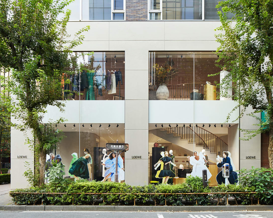 銀座のフラッグシップストア「CASA LOEWE Tokyo」のウィンドウ Image by LOEWE