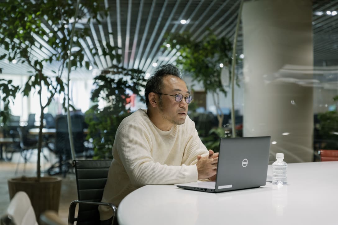 インタビューに応じるZOZOの澤田宏太郎社長 Image by FASHIONSNAP
