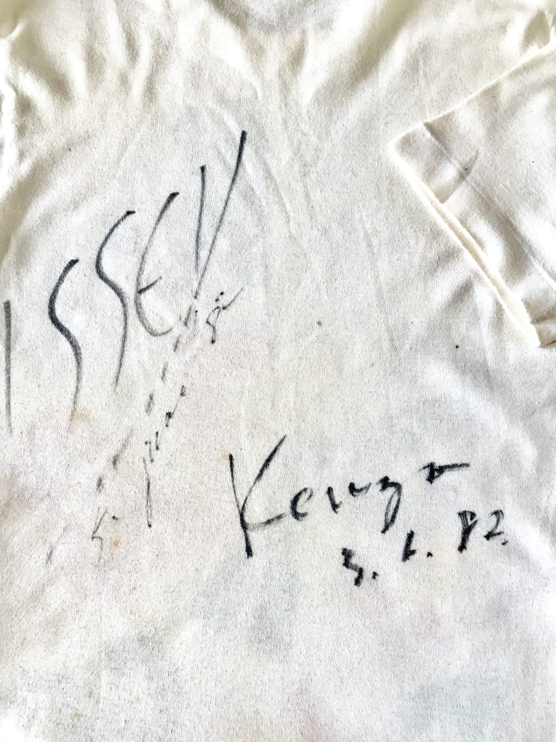 スタッフTシャツの背面に、三宅一生氏と高田賢三氏、2人のデザイナーにサインをしてもらった。（筆者私物）