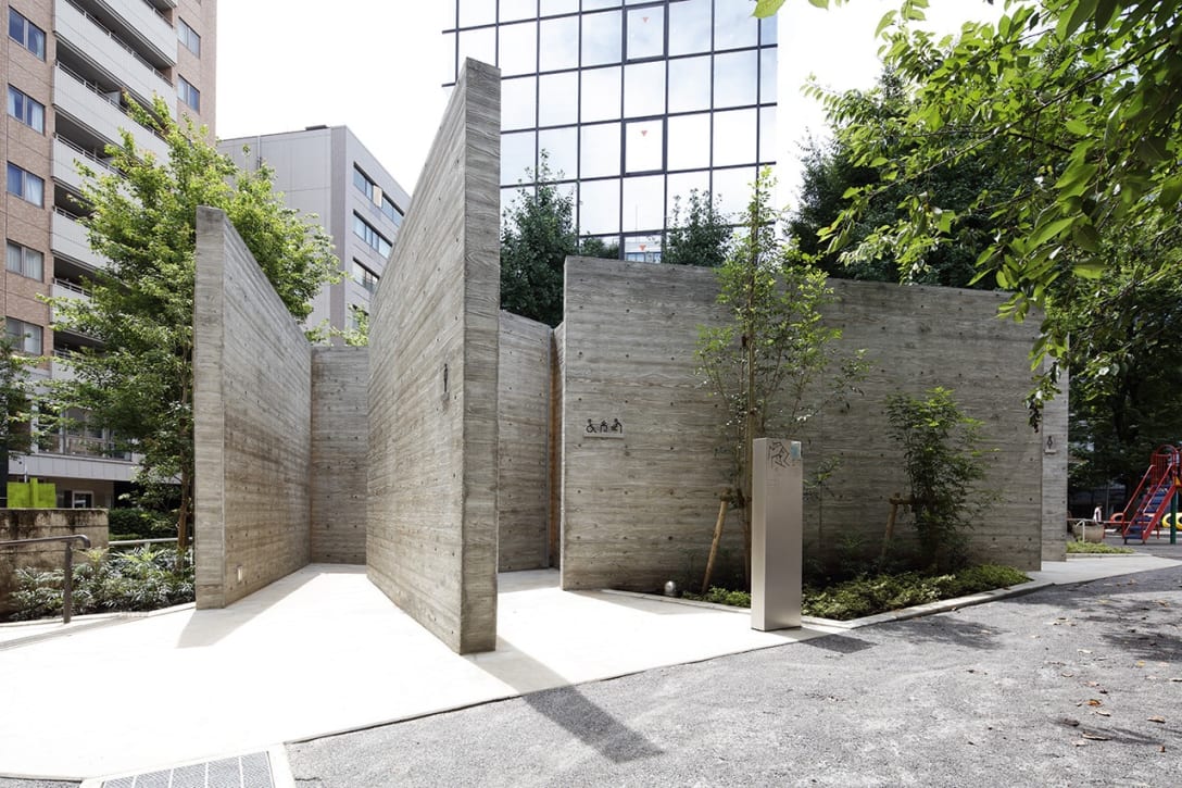 2020年8月竣工。渋谷区内公共トイレプロジェクト「THE TOKYO TOILET」の一つ、恵比寿公園トイレ。縄文時代早期のプリミティブなトイレをイメージしながら、15枚の壁を組み合わせて"現代の川屋(厠)"をコンセプトにデザインした。photo: Kozo Takayama