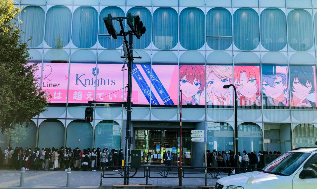 Knightsのサイネージ(@cosme TOKYO) Image by FASHIONSNAP