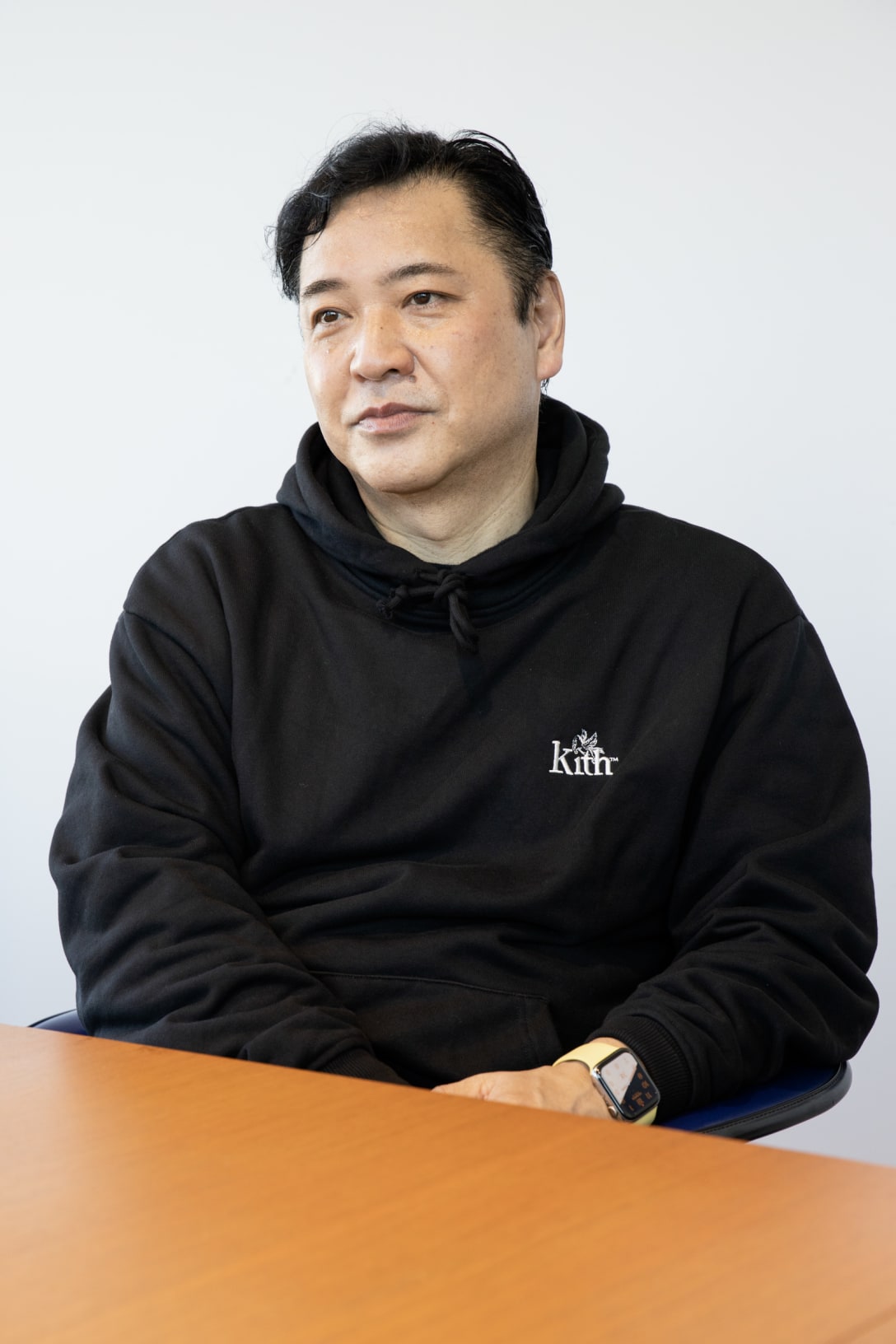 取材日は「キース(KITH)」のパーカを着用。時計は「アップルウォッチ(Apple Watch)」