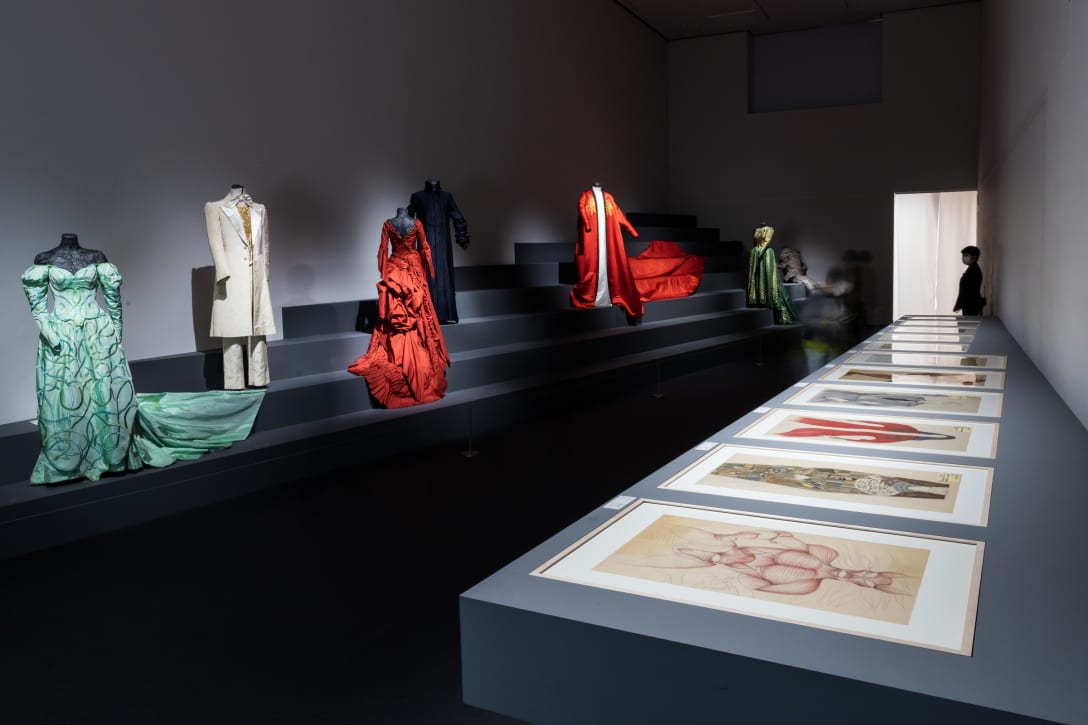展示室内には映画「ドラキュラ」の衣装をはじめ、石岡のデッサンなどが展示されている