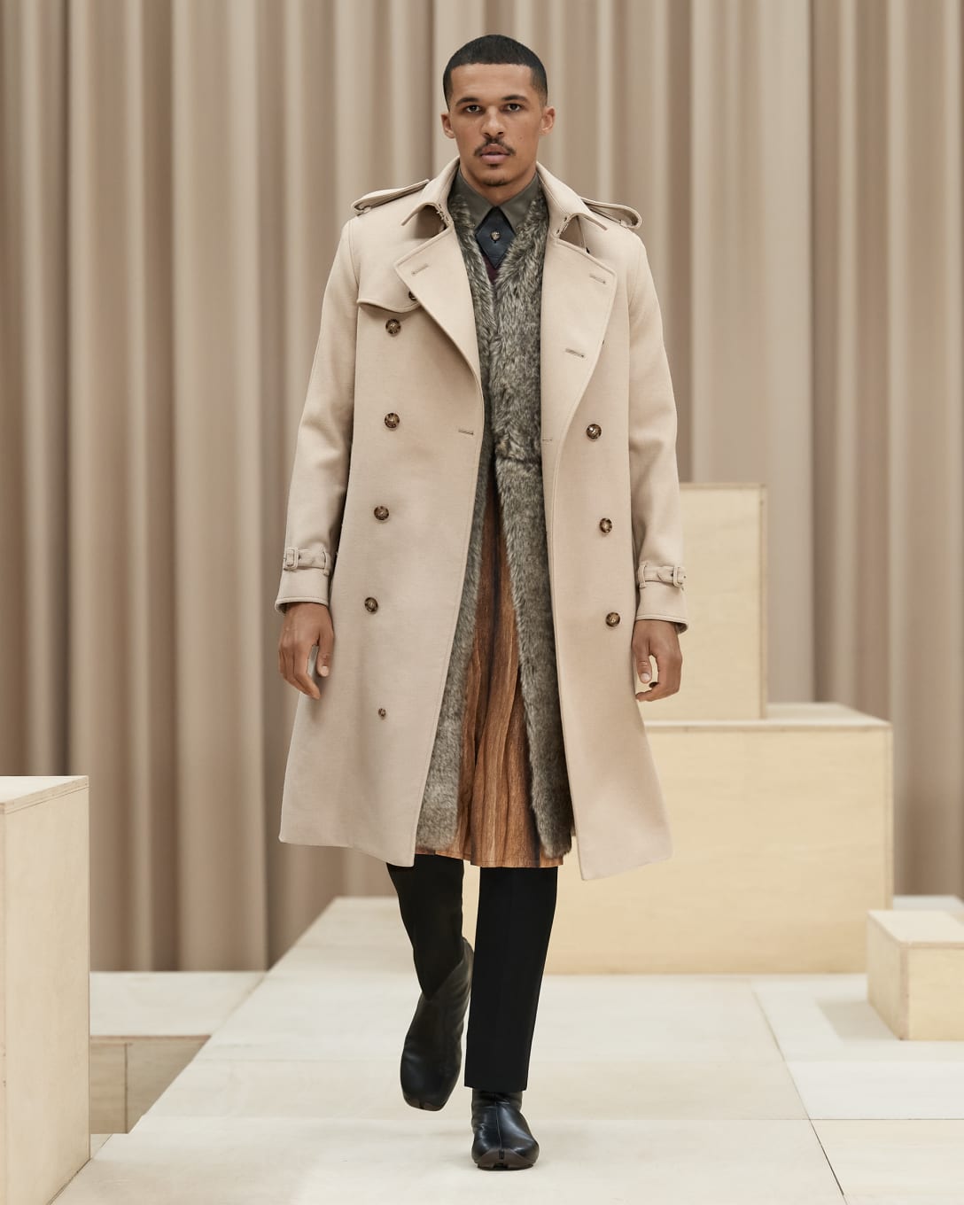 フロントデザインはベーシックなトレンチコート Image by (c)Courtesy of Burberry